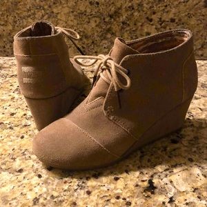 TOMS Tan Taupe Suede Desert Bootie Boot Wedge 6.5